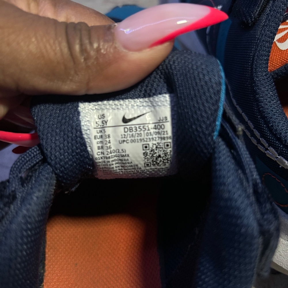 Sneakers - Picture 3 of 4